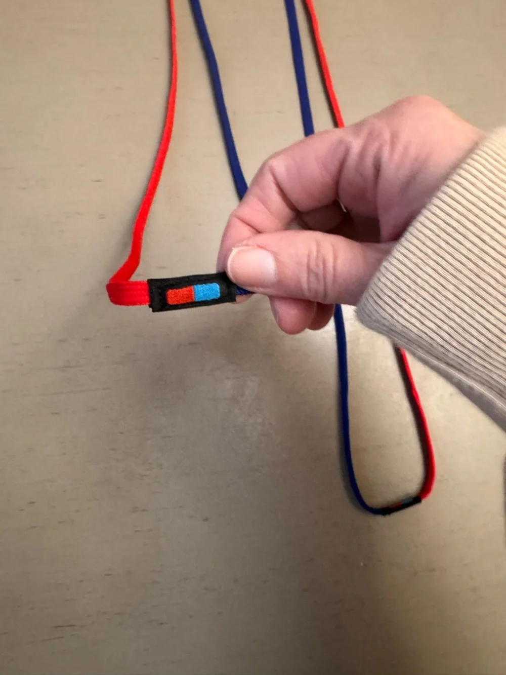 Kids Red and Royal Blue Learn To Tie Shoestrings- Pair in EUC. WORKS!!